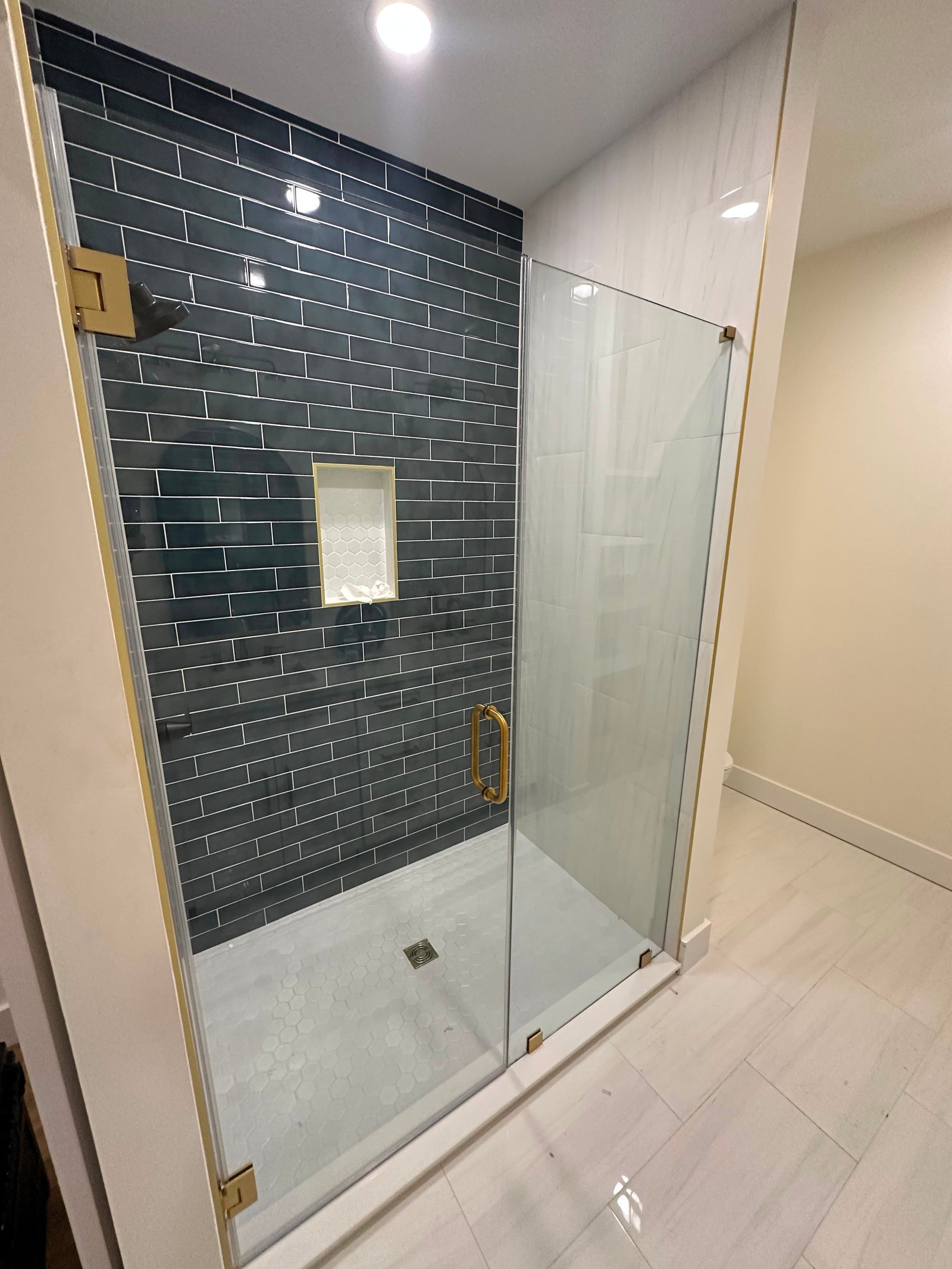 Shower door in the east of Lawrence, GA