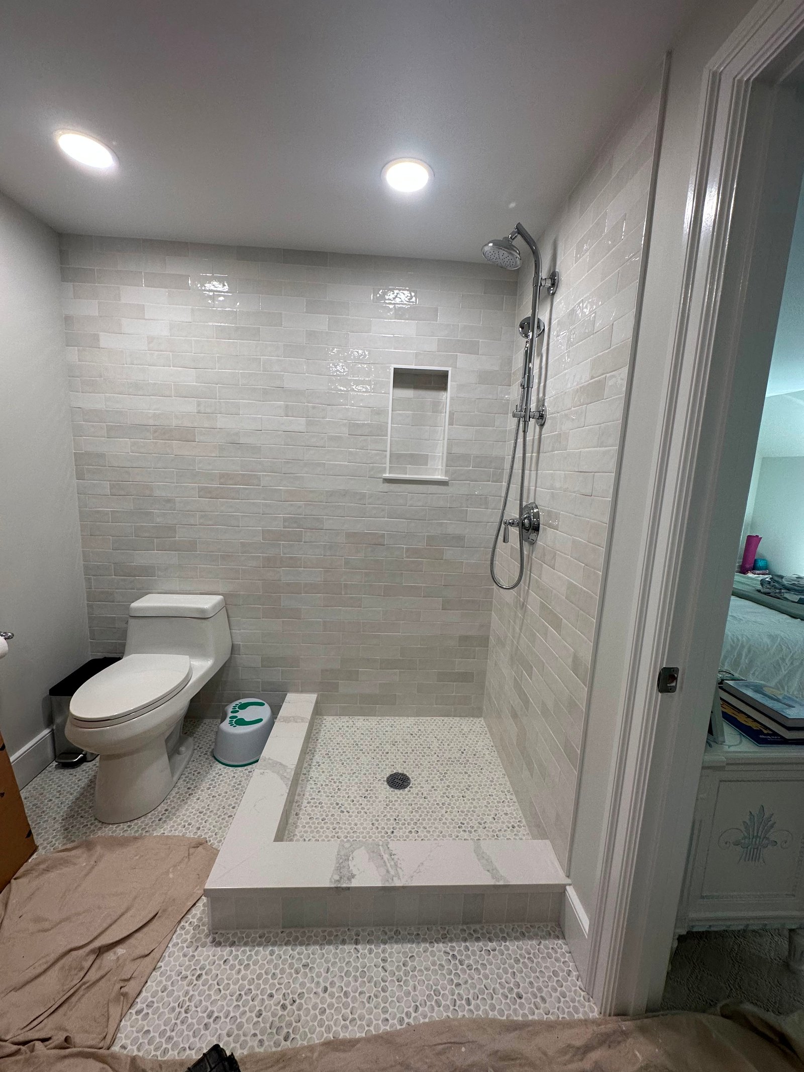 Shower door in the east of Lawrence, GA
